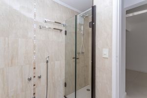 Image 8 - 868991