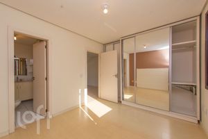 Image 6 - 869048