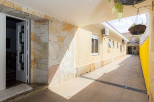 Image 38 - 869400
