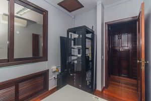 Image 19 - 869512