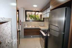 Image 10 - 869606