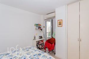 Image 21 - 871745