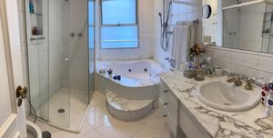 Image 8 - 872037