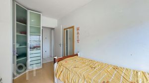 Image 19 - 872055