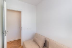 Image 20 - 872110