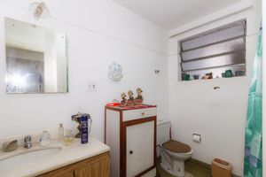 Image 11 - 872408