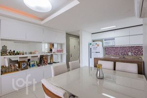 Image 11 - 872437