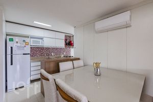 Image 10 - 872437