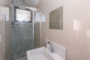Image 18 - 872622