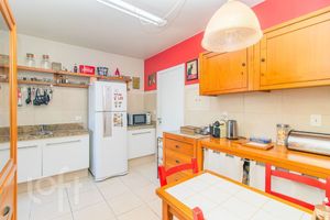 Image 6 - 872628