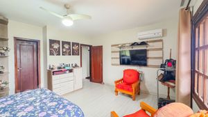 Image 18 - 873228