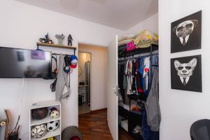 Image 11 - 873952