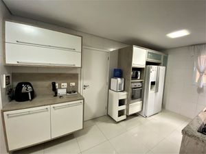Image 21 - 874535