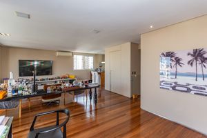 Image 10 - 874639