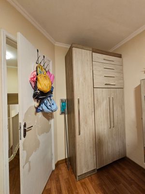 Image 18 - 874880