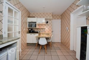Image 21 - 875007
