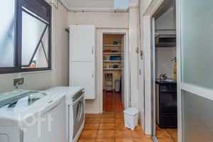 Image 32 - 875036