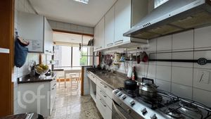 Image 10 - 875043