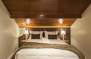 Image 19 - 875423