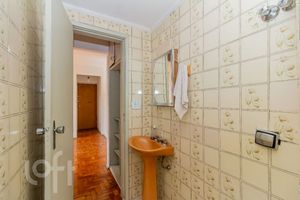 Image 11 - 875468