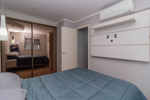 Image 10 - 875569