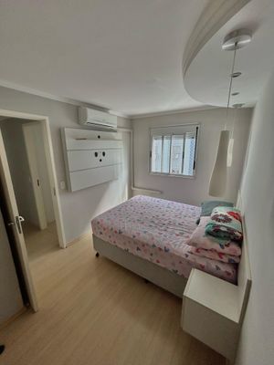 Image 10 - 875569
