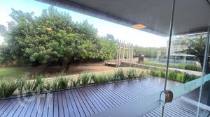 Image 32 - 875570
