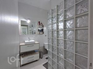 Image 10 - 875588