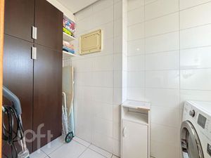 Image 21 - 875692