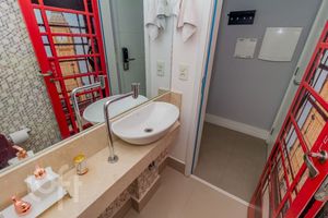 Image 10 - 875727