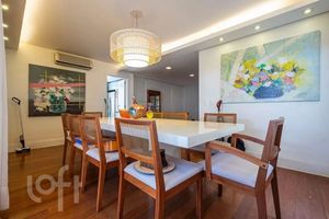 Image 6 - 875898