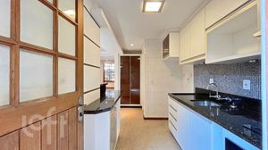 Image 6 - 875905