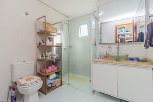 Image 18 - 876040
