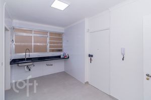 Image 21 - 876070
