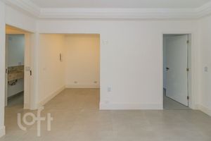 Image 4 - 876070