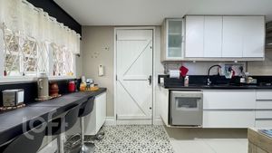Image 4 - 876250