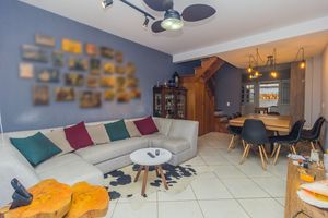 Image 1 - 876258