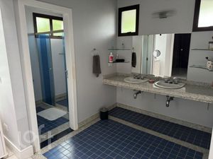 Image 19 - 876342