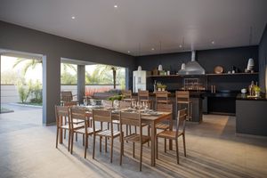 Image 19 - 876403