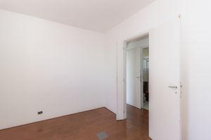 Image 15 - 876526