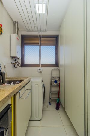 Image 17 - 876551