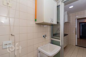 Image 18 - 876577