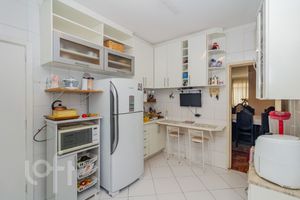 Image 27 - 876630