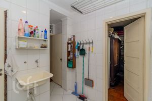 Image 29 - 876630