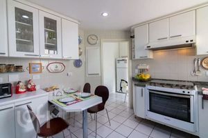 Image 11 - 876694
