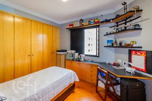 Image 17 - 876694