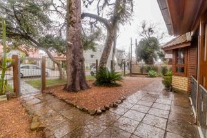 Image 10 - 876850