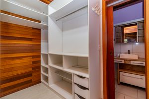 Image 11 - 876850