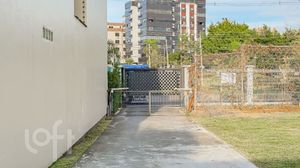 Image 28 - 876860