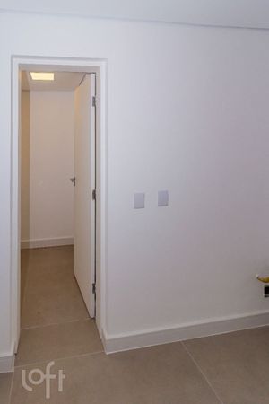 Image 35 - 876886